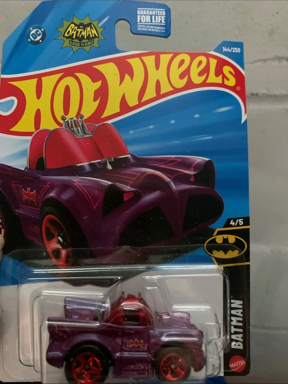 🆕- HOT WHEELS BY MATTEL CLASSIC TV SERIES BATMOBILE #144/250